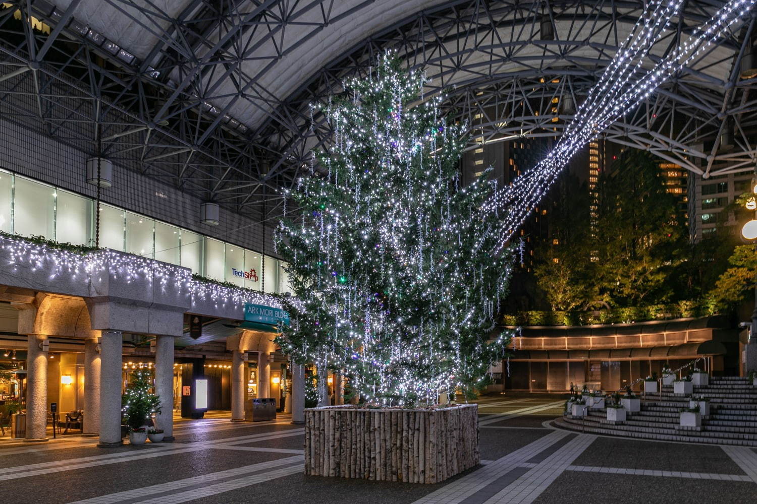 アークヒルズ「赤坂蚤の市」がクリスマス仕様に、アンティークのランプ＆ジュエリー販売やリース作り｜写真25