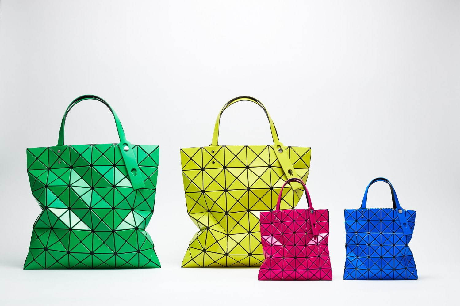 BAO BAO ISSEY MIYAKE“4分の1”サイズの限定ミニバッグ、定番トートやポーチも｜写真13