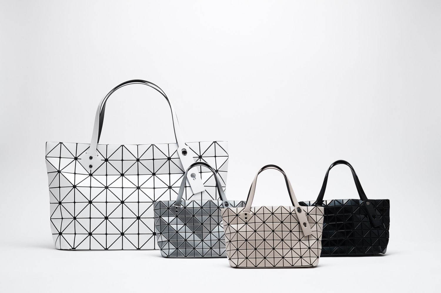 BAO BAO ISSEY MIYAKE“4分の1”サイズの限定ミニバッグ、定番トートやポーチも｜写真4