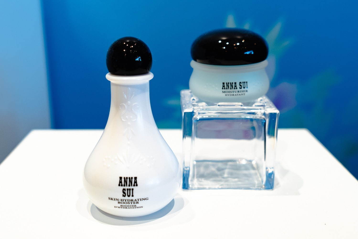 左から)アナ スイ チャージャー 80ml 4,000円＋税、アナ スイ モイスチュアライザー 30g 5,000円＋税