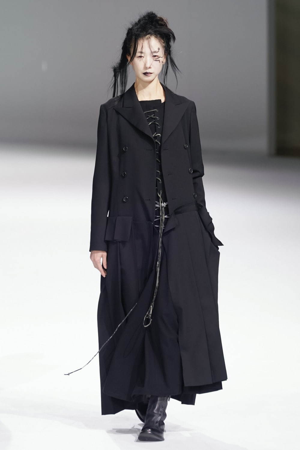 ヨウジヤマモト(Yohji Yamamoto) 2020-21年秋冬ウィメンズコレクション  - 写真4