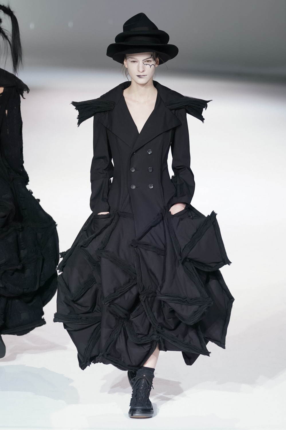 ヨウジヤマモト(Yohji Yamamoto) 2020-21年秋冬ウィメンズコレクション  - 写真26