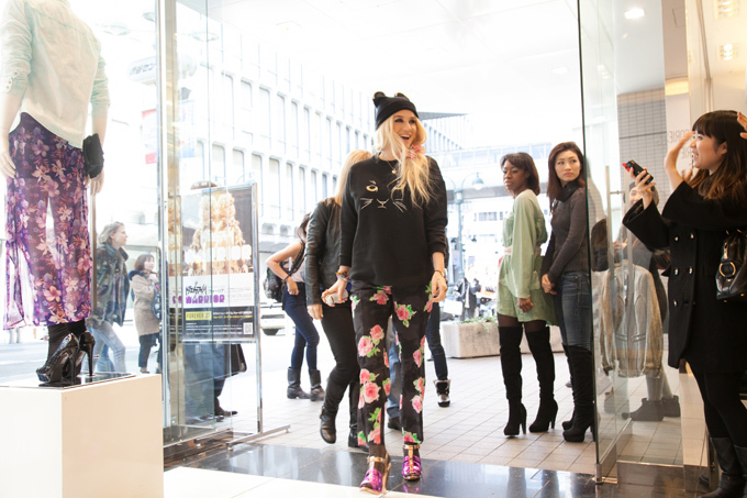 歌姫KE$HAが渋谷のフォーエバー21にゲリラ来店し、一時パニック状態に！｜写真1