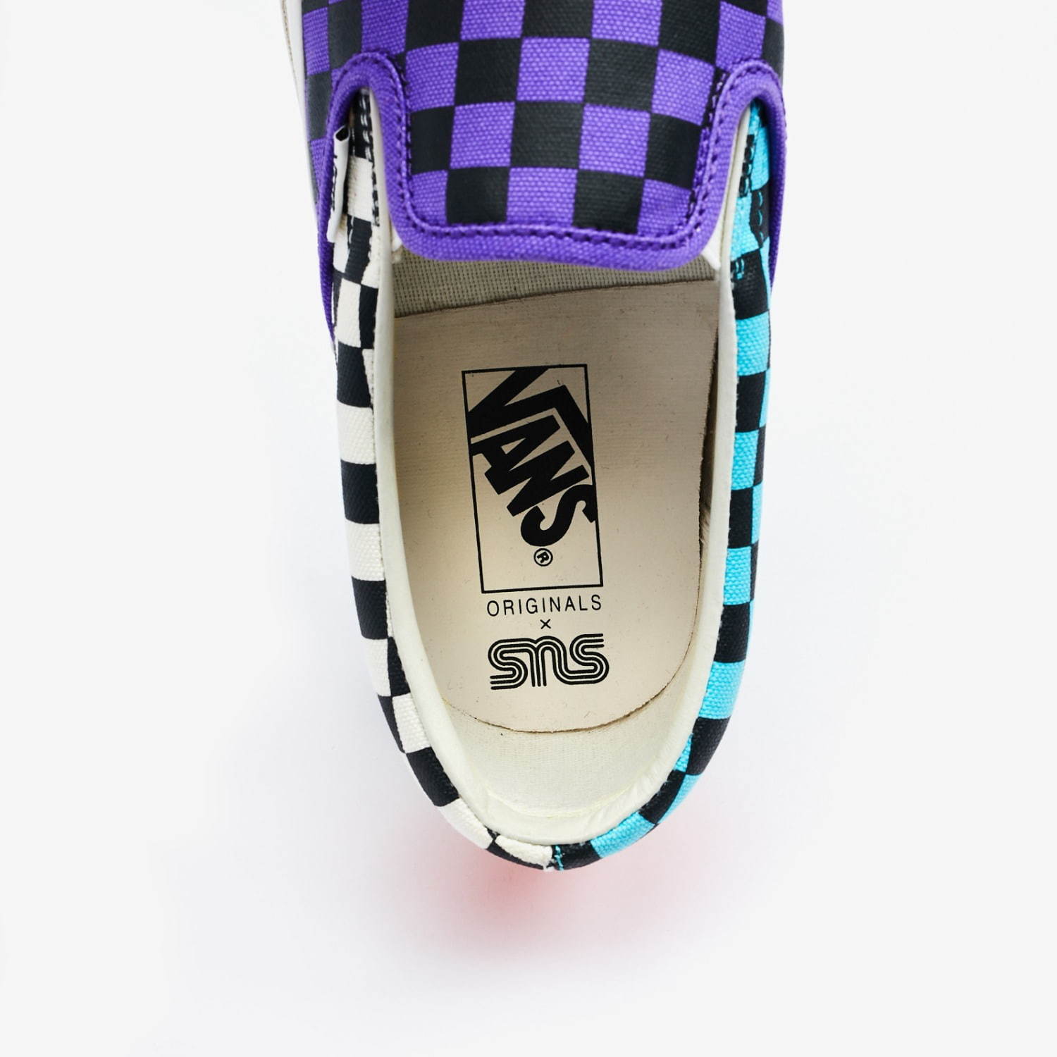 スニーカーズエンスタッフ×VANSのコラボスニーカー、ネオンカラーのチェック柄エラ＆スリッポン｜写真5