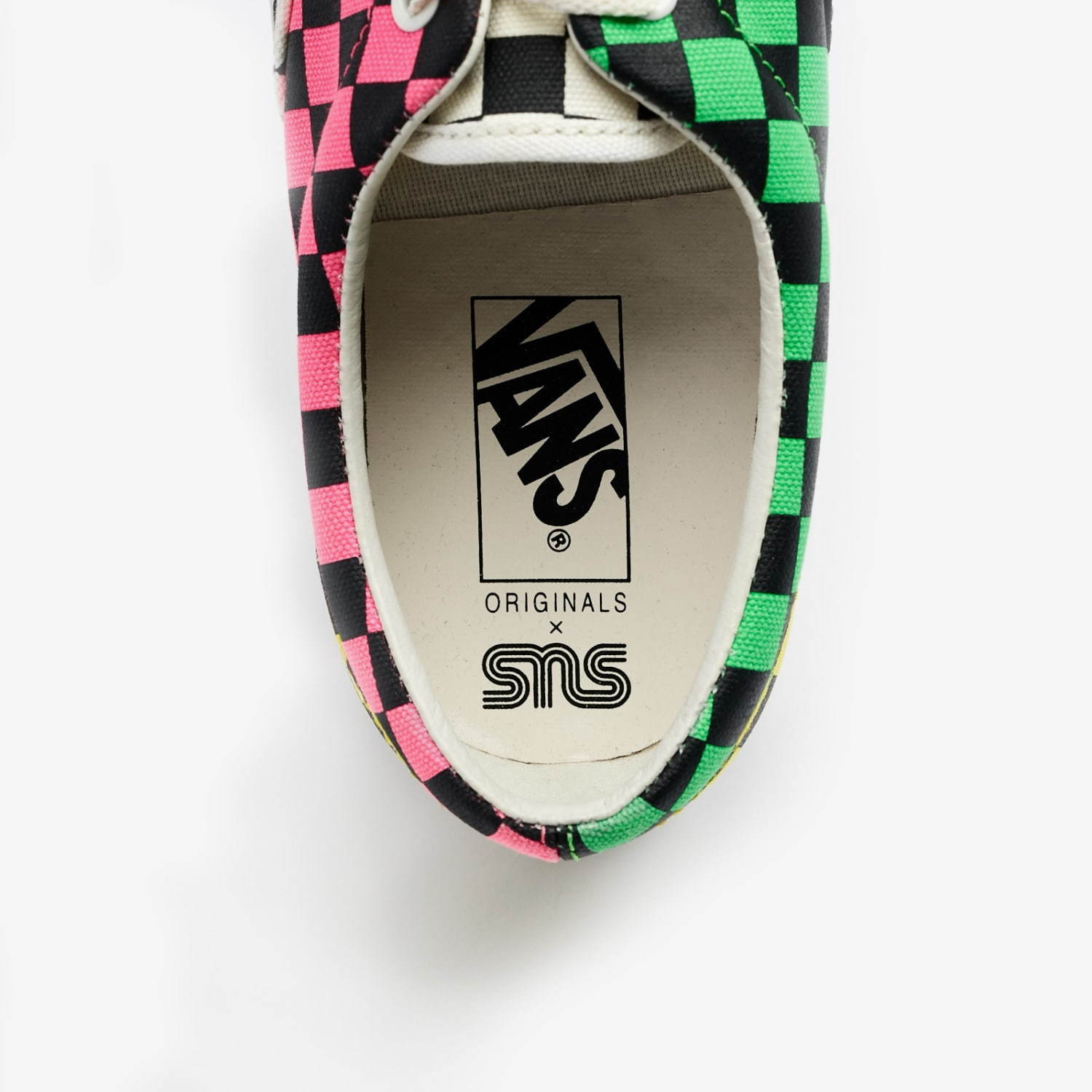 スニーカーズエンスタッフ×VANSのコラボスニーカー、ネオンカラーのチェック柄エラ＆スリッポン｜写真6