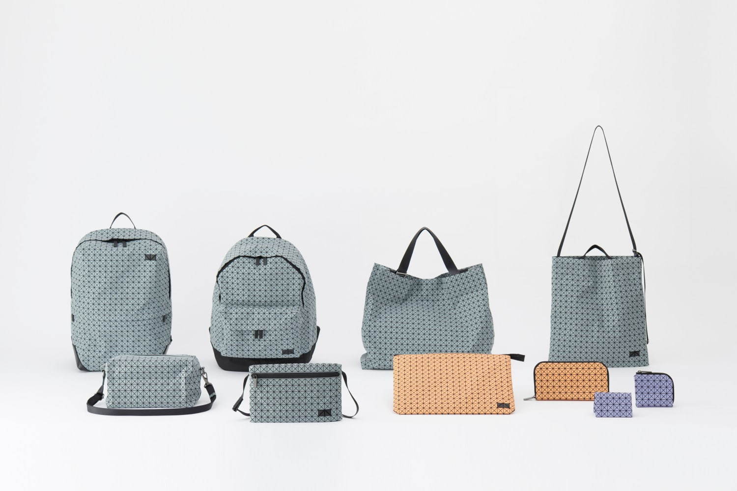 「KURO SERIES」上・左から)LINER 68,000円＋税、DAYPACK 48,000円＋税、CART 52,000円＋税、CRUNCHY 35,000円＋税
下・左から)SADDLE BAG 35,000円＋税、SASH 25,000円＋税、ORGANIZER 20,000円＋税、CLAM WALLET(Large) 35,000円＋税、OYSTER(CARD CASE) 10,000円＋税、CLAM WALLET(Small) 20,000円＋税
カラー：セメントグレー、オレンジ、ラベンダー ※アイテムによってカラー展開が異なる。