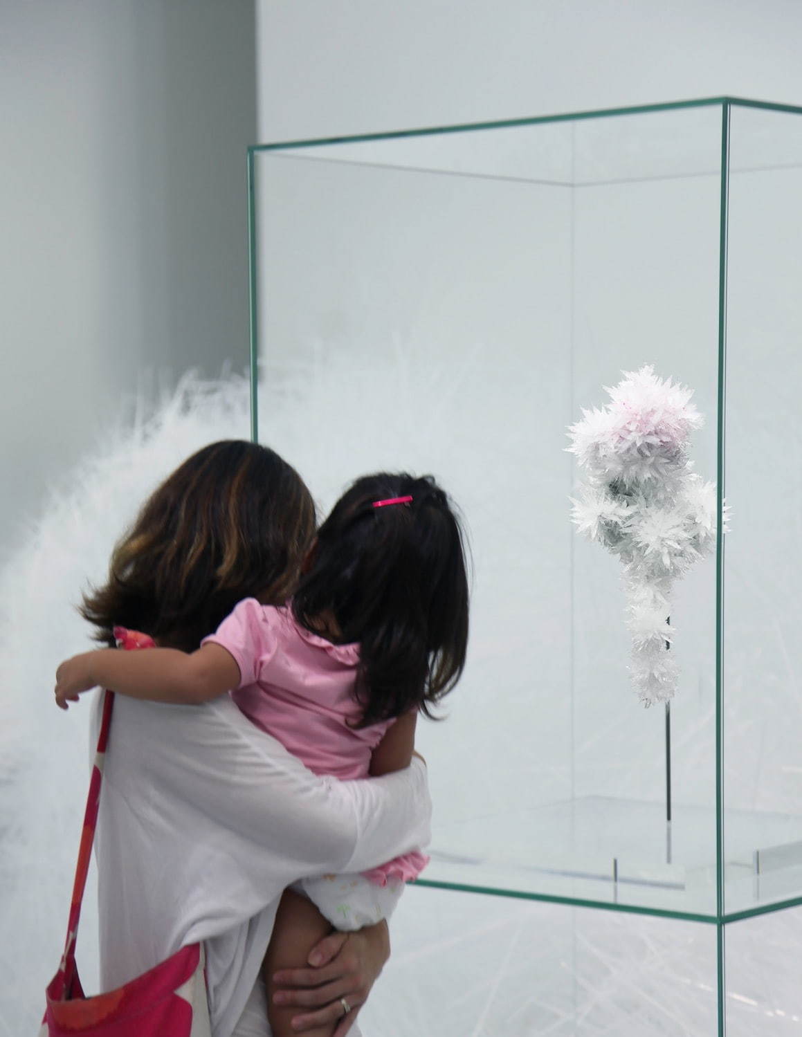 吉岡徳仁《ROSE》2013年 東京都現代美術館蔵
Photo by TOKUJIN YOSHIOKA Inc.