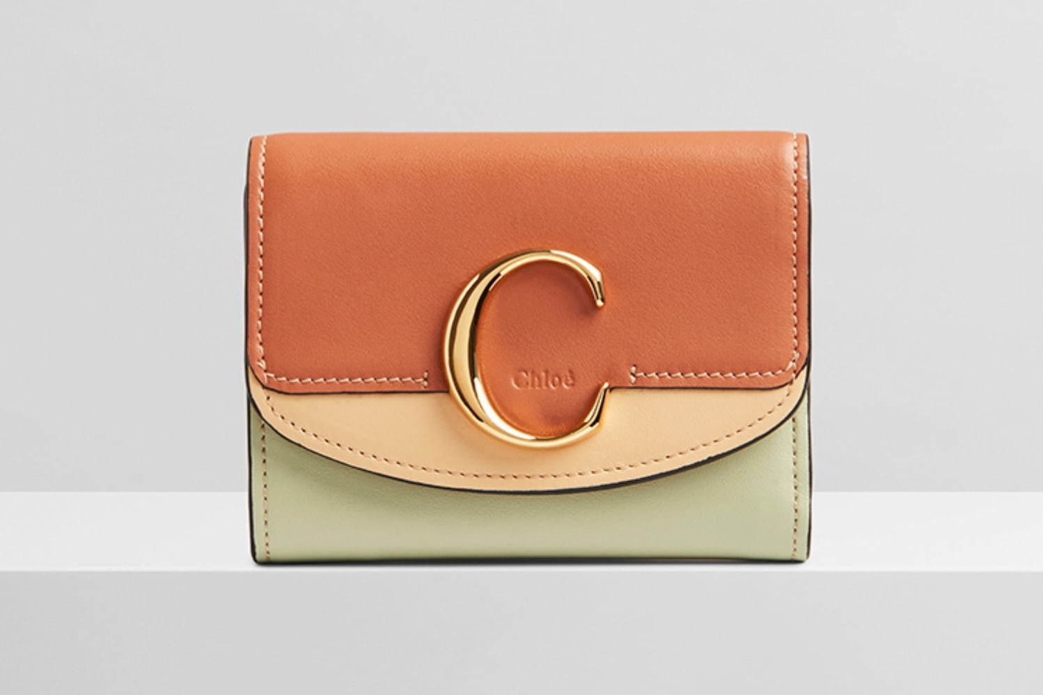 「Chloé C」Small Tri Fold 52,000円
サイズ：W11.2 x H9 x D4.5cm