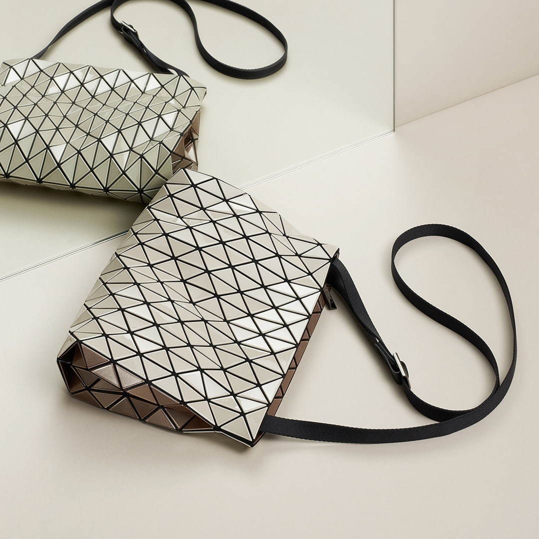 BAO BAO ISSEY MIYAKE“メタリックカラー”の新作バッグ、バイカラートートなど｜写真2