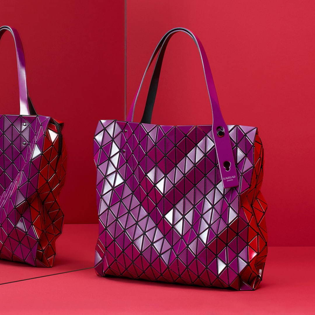 BAO BAO ISSEY MIYAKE“メタリックカラー”の新作バッグ、バイカラートートなど｜写真1