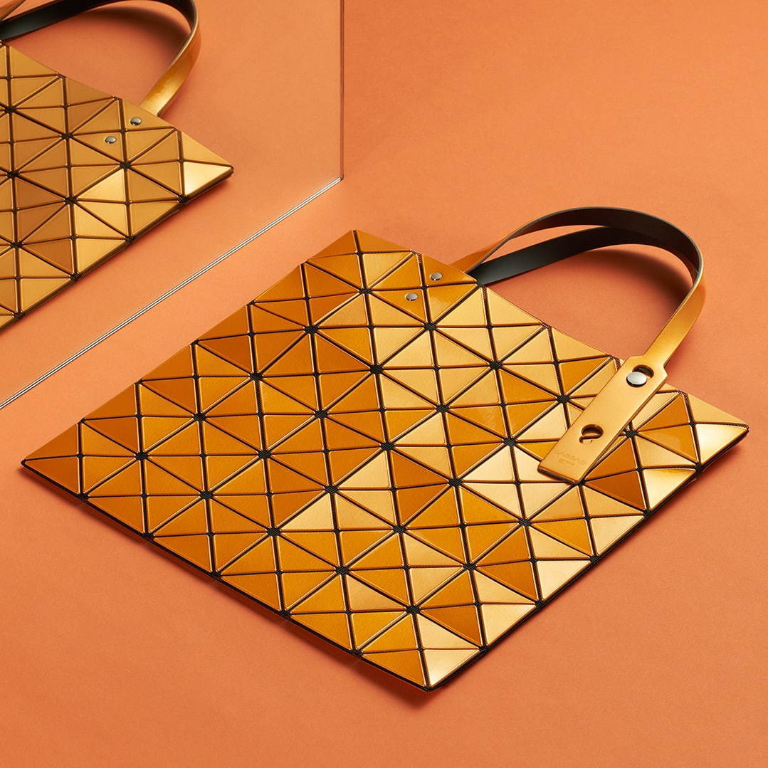 BAO BAO ISSEY MIYAKE“メタリックカラー”の新作バッグ、バイカラートートなど｜写真4