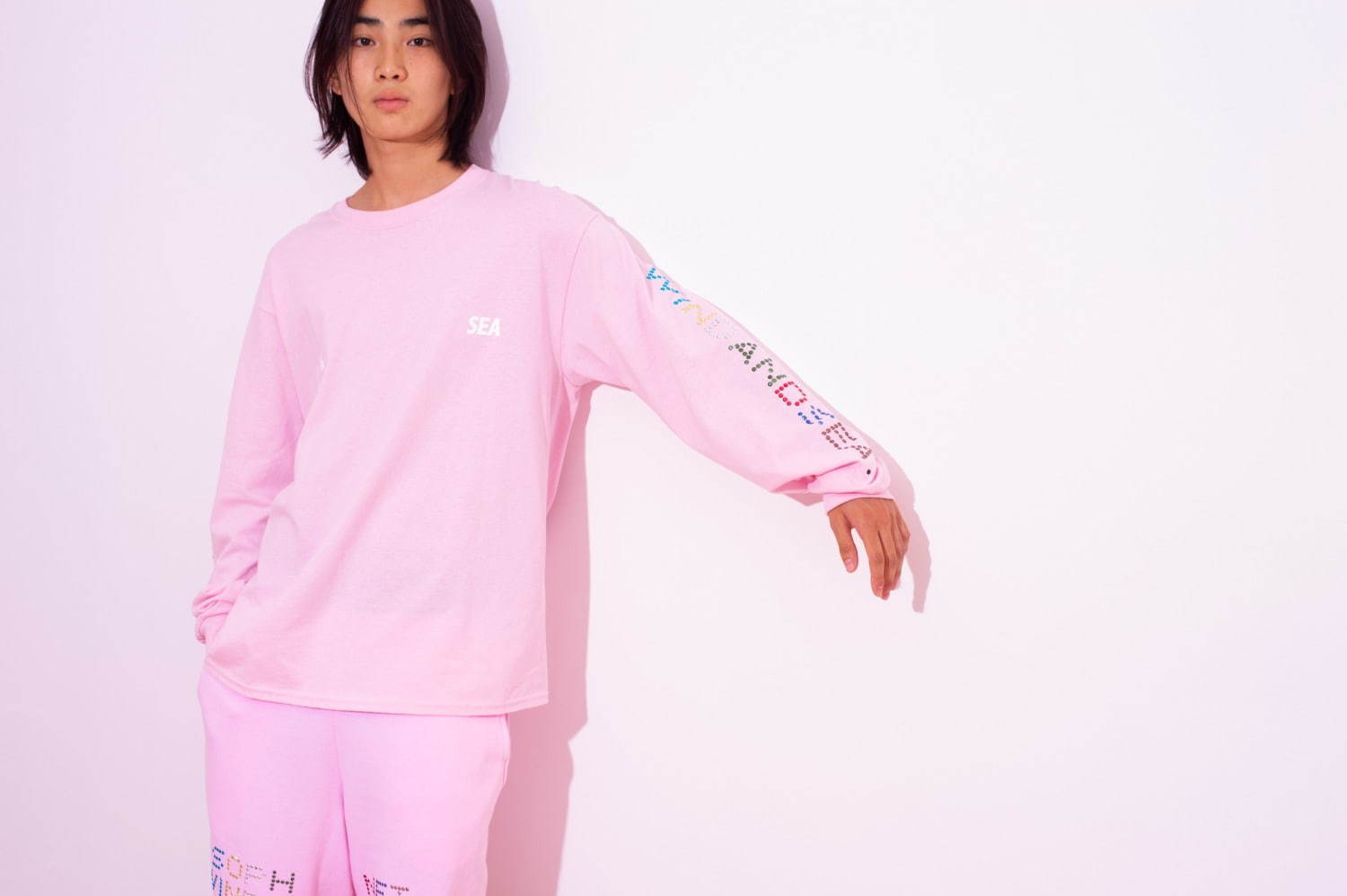 ソフネット×ウィンダンシー“ラインストーンロゴ”を配したTシャツ＆ショーツ、首掛け扇風機などグッズも｜写真26