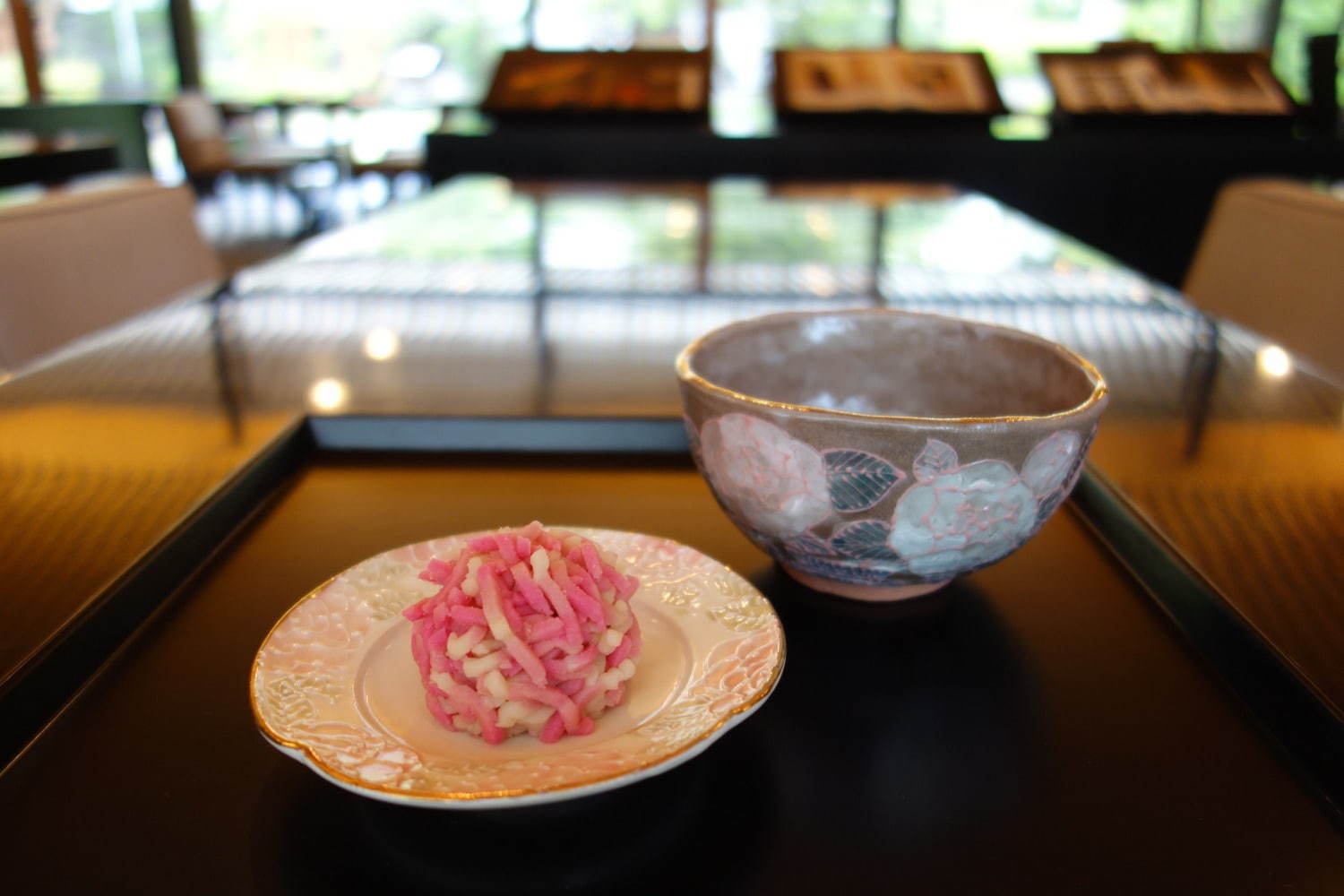 生菓子 きんとん製「イスパハン」600円＋税、抹茶 800円＋税