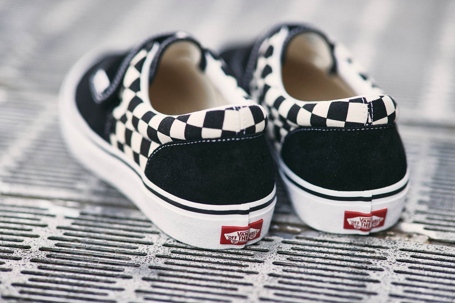 VANSから"ベルクロのワンベルト"が存在感を放つモノトーンカラーの限定スニーカー｜写真5