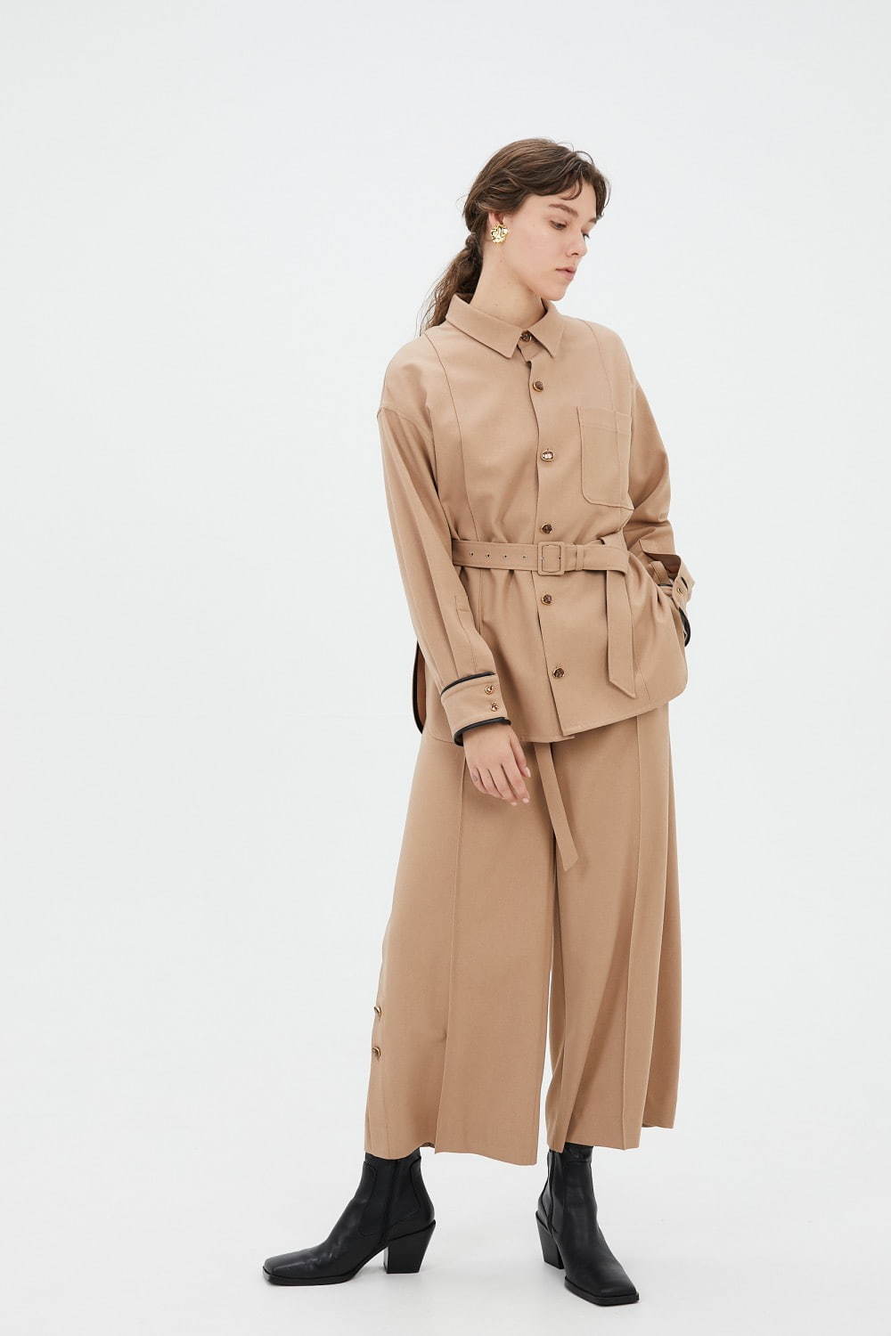 oversized shirt with antique shell buttons 29,700円、
wide trousers with antique shell buttons 27,500円(いずれも税込)