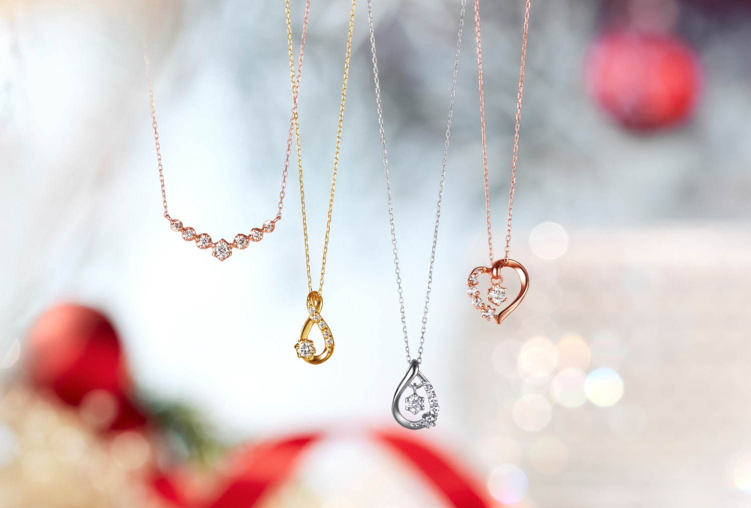 左から)K10PG Necklace / Diamond 26,000円＋税
K10YG Necklace / Diamond 23,000円＋税
K10WG Necklace / Diamond / Topaz 23,000円＋税
K10PG Necklace / Diamond / Topaz 23,000円＋税