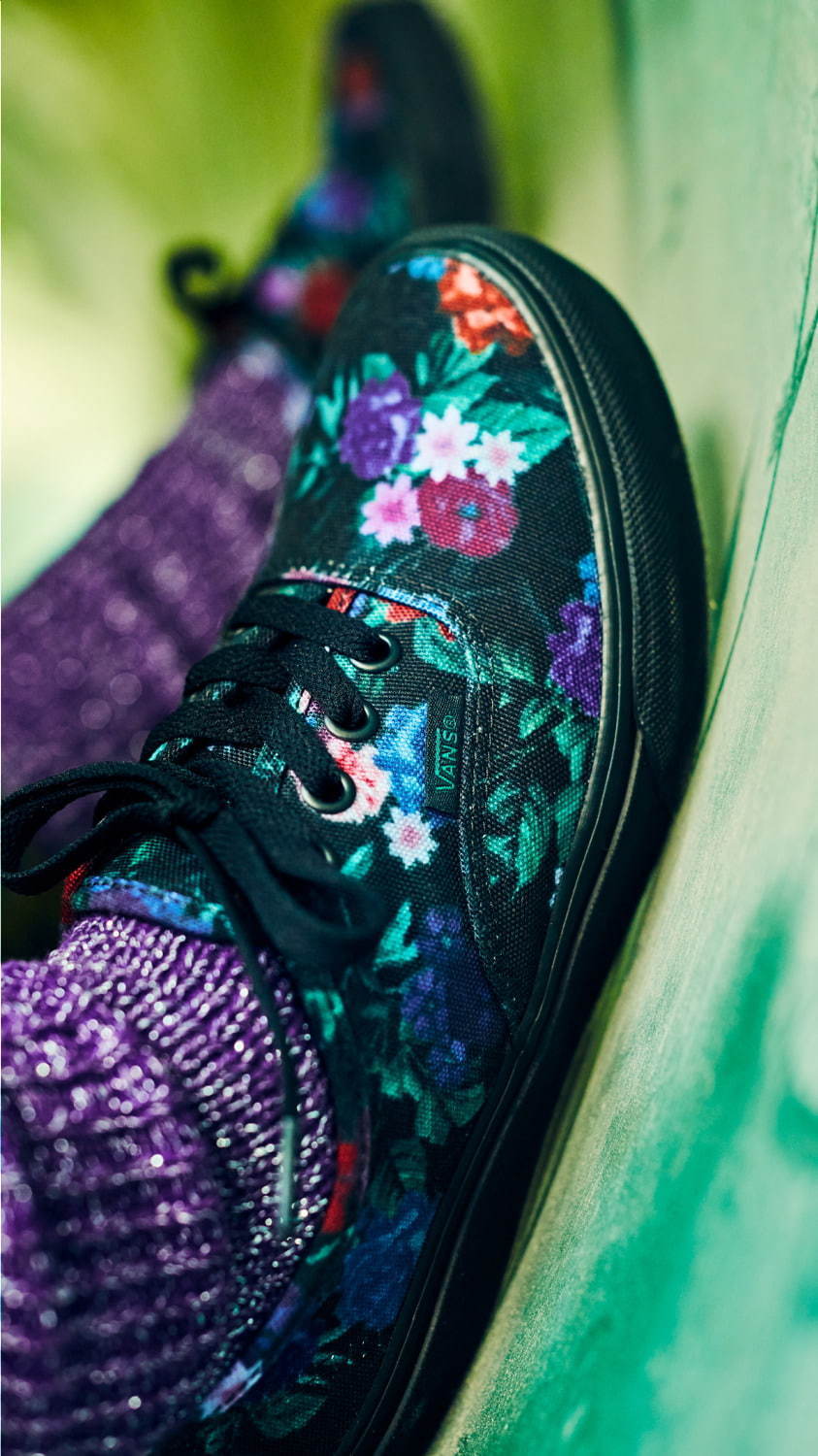 VANS×ビームス ボーイ、ダークなフラワー柄のスニーカーやフリースジャケット｜写真1