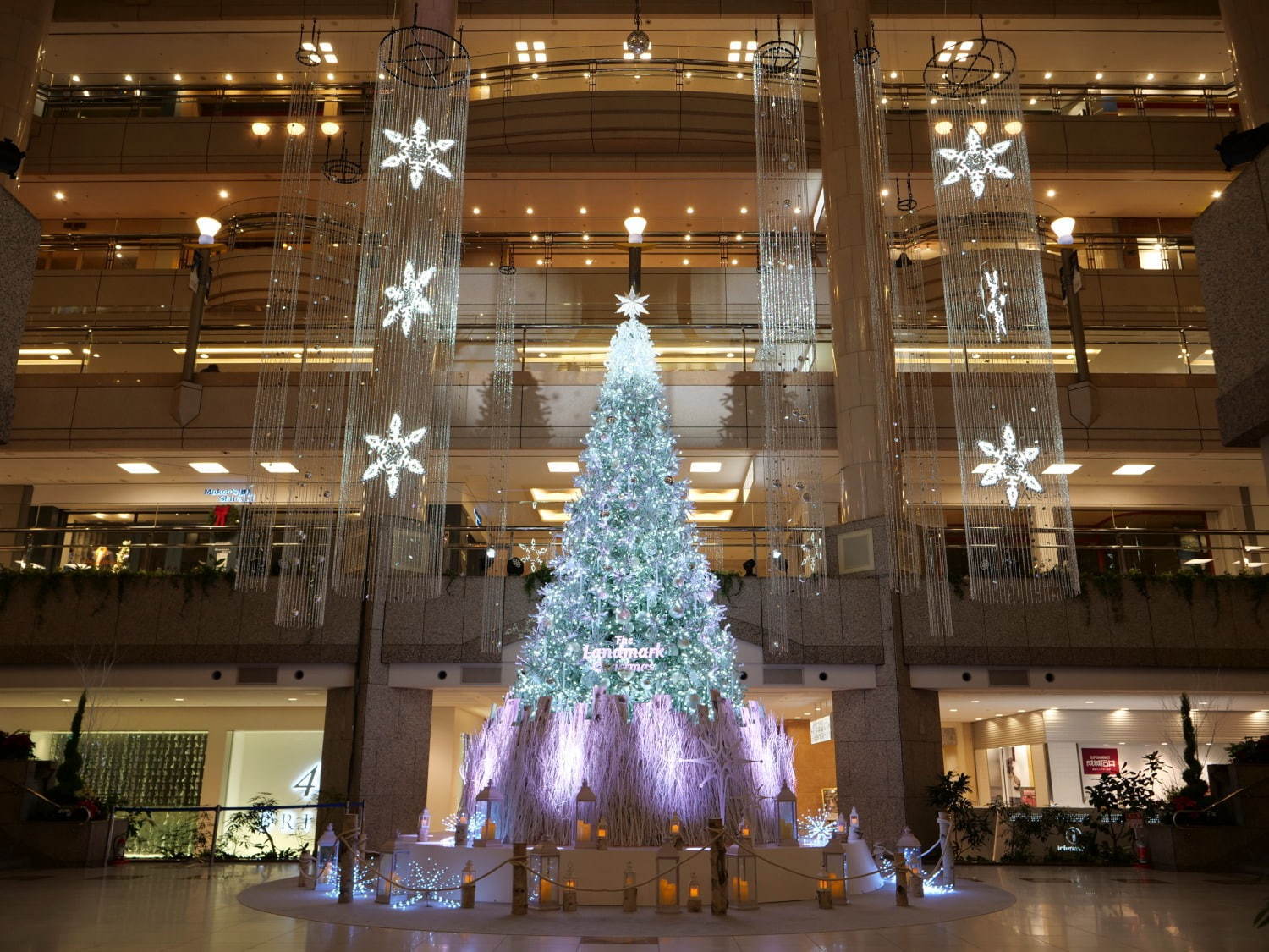 横浜ランドマークタワーのクリスマス2020、煌びやかに輝く高さ約8mの巨大ツリーが登場｜写真1