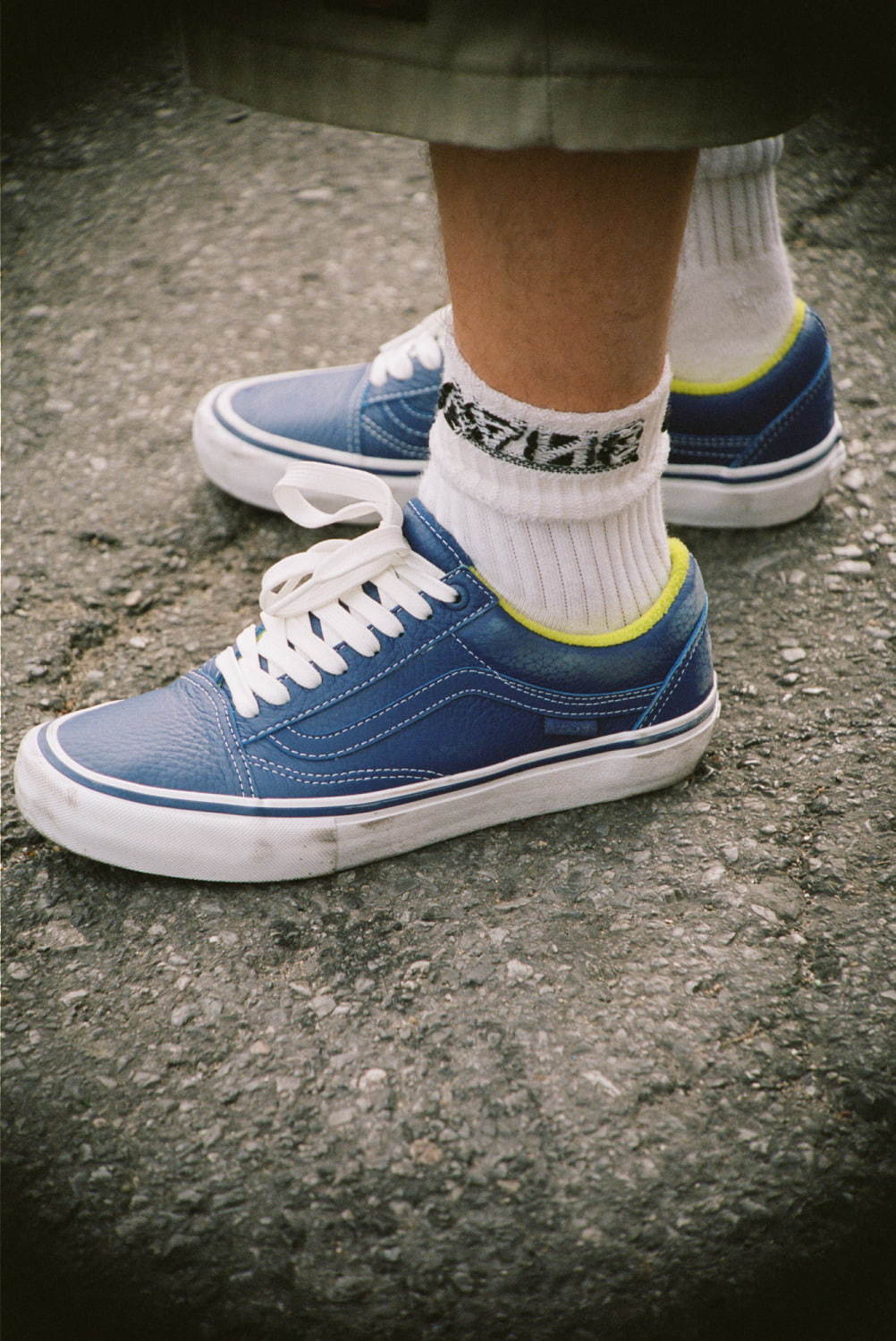 VANSの新スニーカー"テニスボール風"差し色＆マルチカラーの靴紐、NY発スケートメディアとコラボ｜写真16