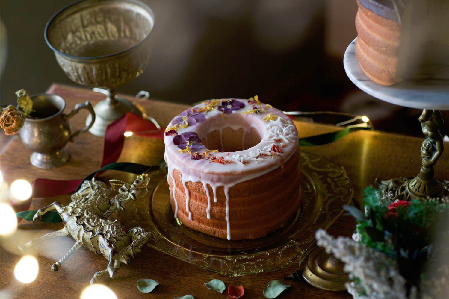 花カフェ「グムグム」からクリスマス限定スイーツ、"食べられる花"を配したバウムクーヘン｜写真1