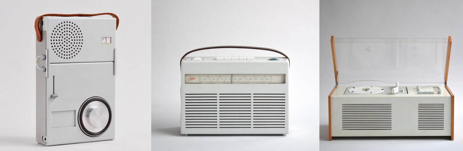 左から)Braun TP 1 portable radio-record player Dieter Rams, 1959、Braun T 22 portable radio Dieter Rams, 1960、Braun SK 5 combined system Dieter Rams + Hans Gugelot, 1958