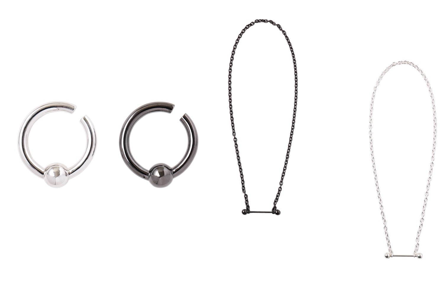 左から) CAPTIVE BEAD RING EAR CUFF 22,000円＋税、STRAIGHT BARBELL NECKLACE 29,000円＋税