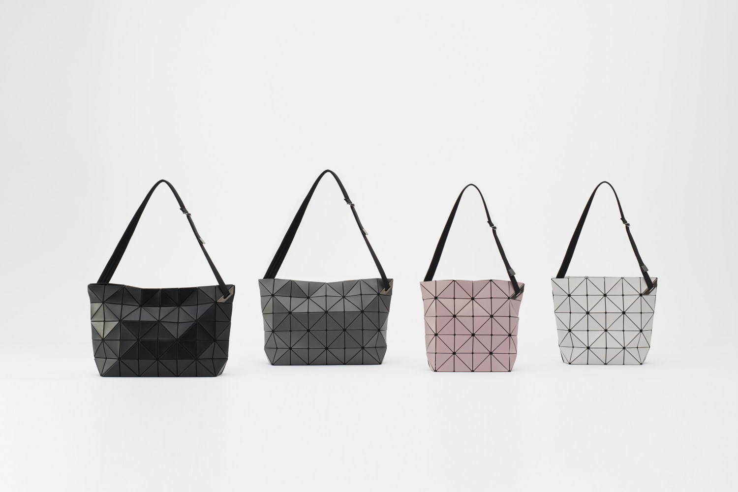 BAO BAO ISSEY MIYAKE”ジグザグ柄”の新作トートバッグ、三角ピースのバックパックも｜写真7