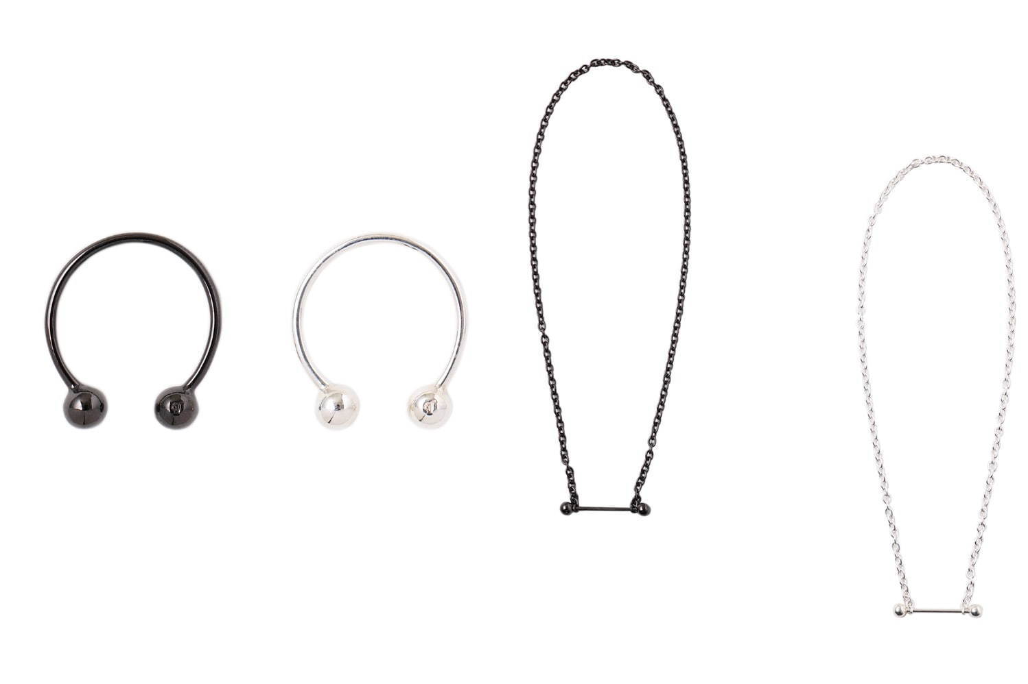 左から) CIRCULAR BARBELL RING 23,000円＋税、STRAIGHT BARBELL NECKLACE 29,000円＋税