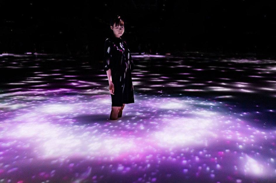 人と共に踊る鯉によって描かれる水面のドローイング - Infinity
teamLab, 2016-2018, Interactive Digital Installation, Endless, Sound: Hideaki Takahashi