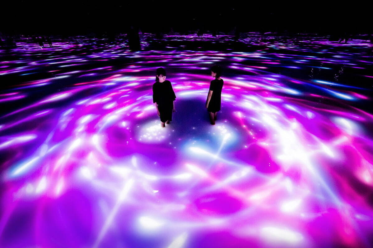 人と共に踊る鯉によって描かれる水面のドローイング - Infinity
teamLab, 2016-2018, Interactive Digital Installation, Endless, Sound: Hideaki Takahashi