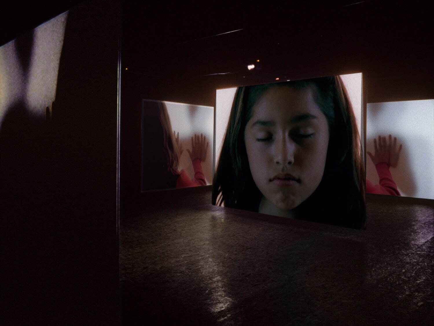 Doug Aitken, <em width="1500" height="1125">i am in you</em>, 2000, Installation view: Galerie Hauser & Wirth & Presenhuber, Zürich, 2000,