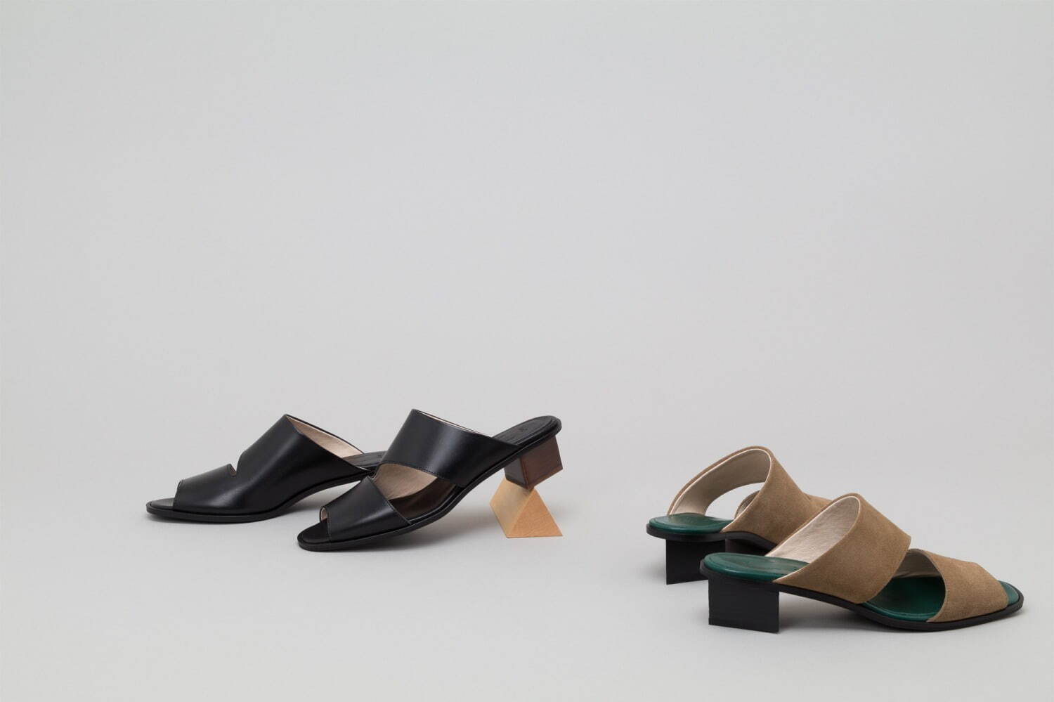 「triangle mules」 42,900円(税込)