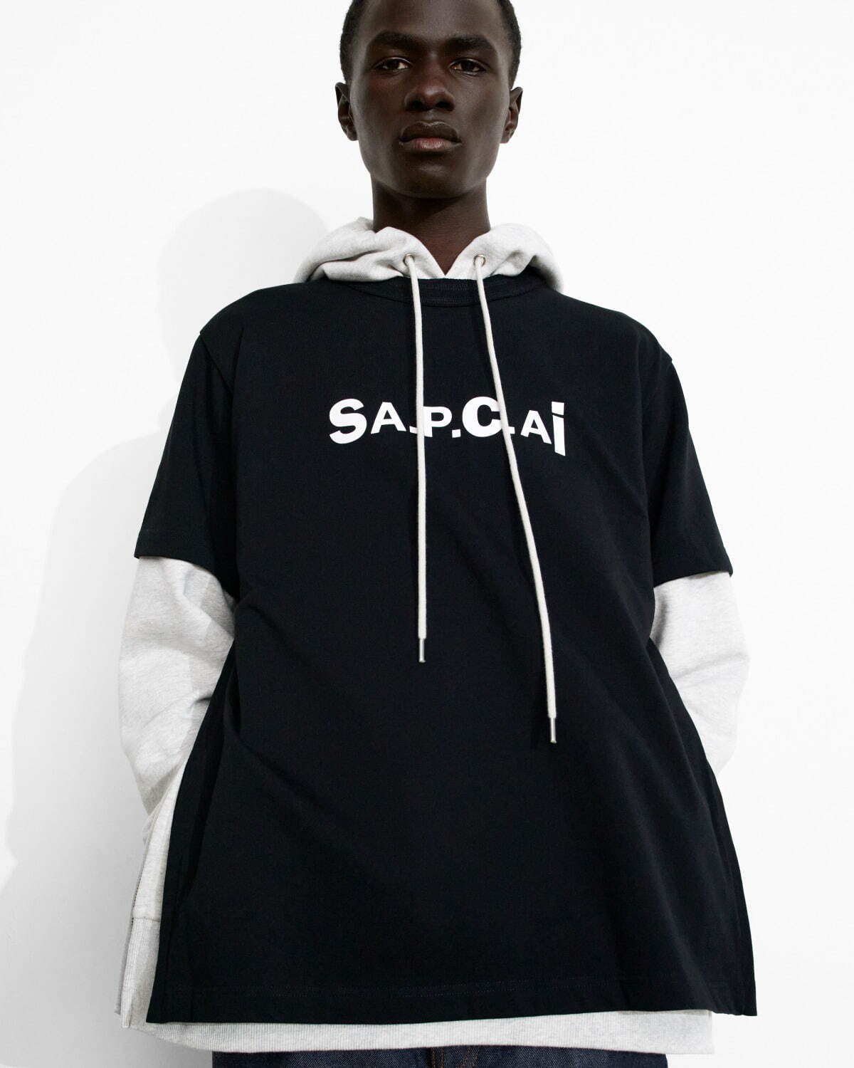 A.P.C.×sacaiのデニムジャケットやロゴフーディ、フリンジ付き白スニーカーなど｜写真37