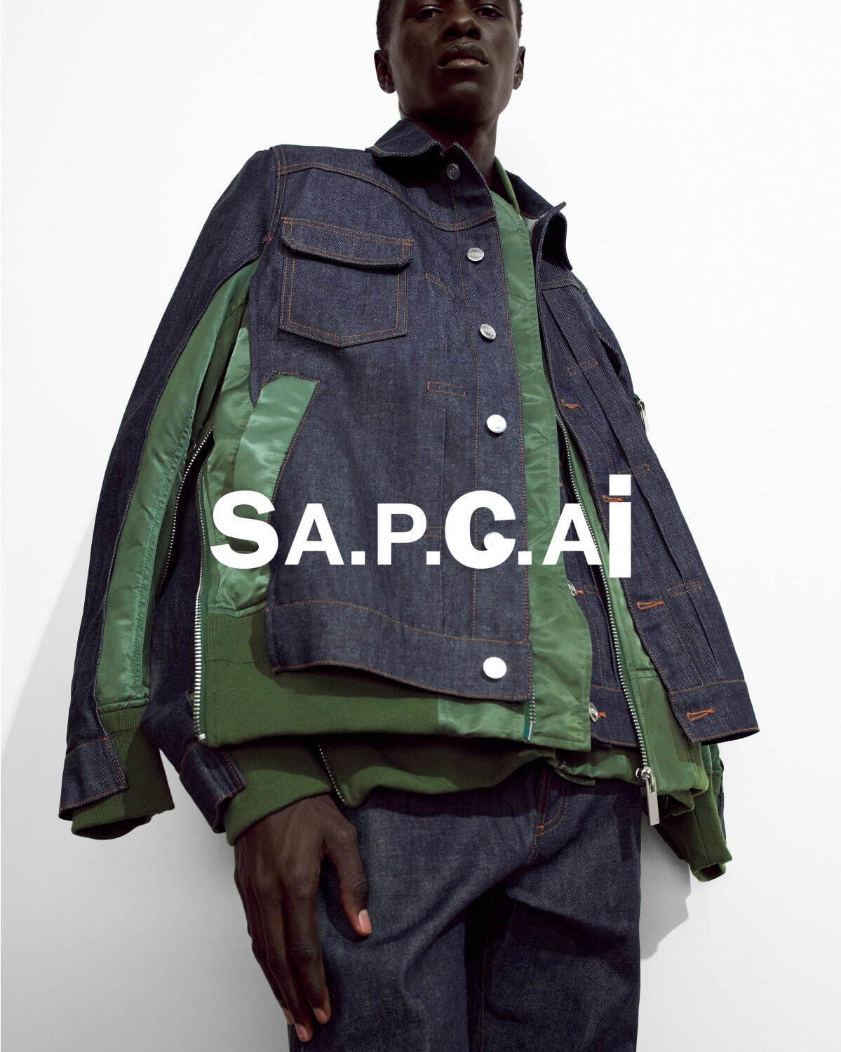 A.P.C.×sacaiのデニムジャケットやロゴフーディ、フリンジ付き白スニーカーなど｜写真35