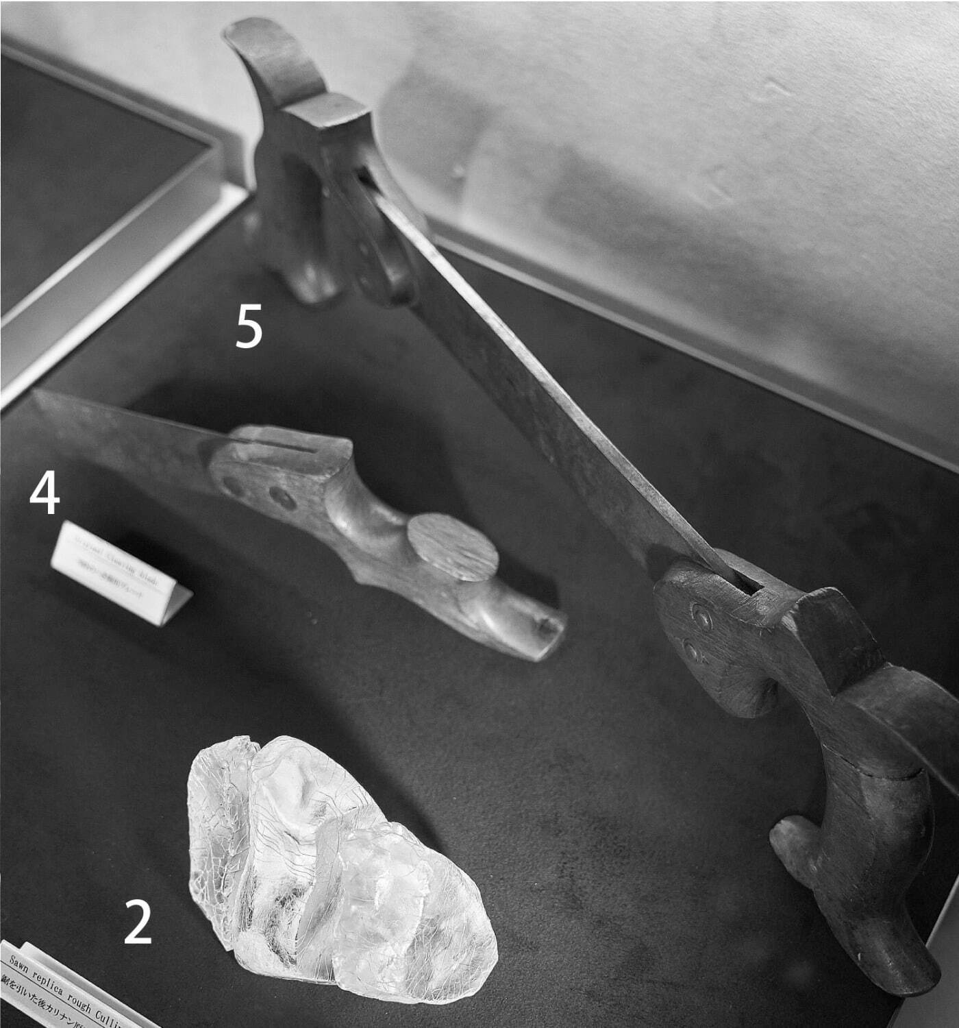 2：3つにカットされた、ダイヤモンド原石「カリナン」(レプリカ)
4：「カリナン」カットで破損した刃
5：「カリナン」カットに成功した刃