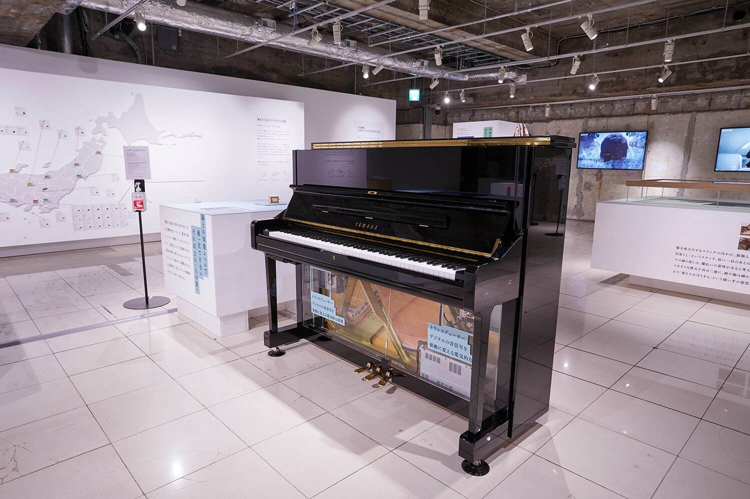 Ginza Sony Park展示風景(水口哲也「トランスアコースティックピアノ 匠とテクノロジーの出会い」)