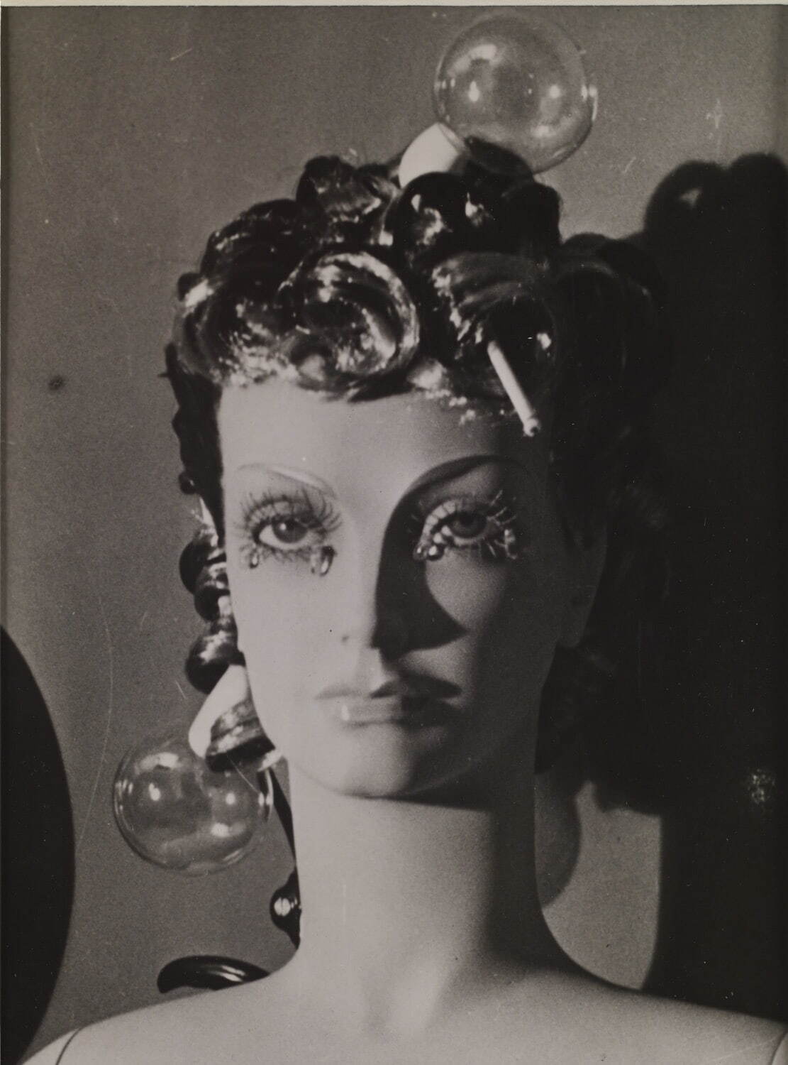 《マン・レイ作のマネキン人形》1938年 ゼラチン・シルバー・プリント(後刷) 個人蔵
Photo Marc Domage, Courtesy Association Internationale Man Ray, Paris / © MAN RAY 2015 TRUST / ADAGP, Paris & JASPAR, Tokyo, 2021 G2374