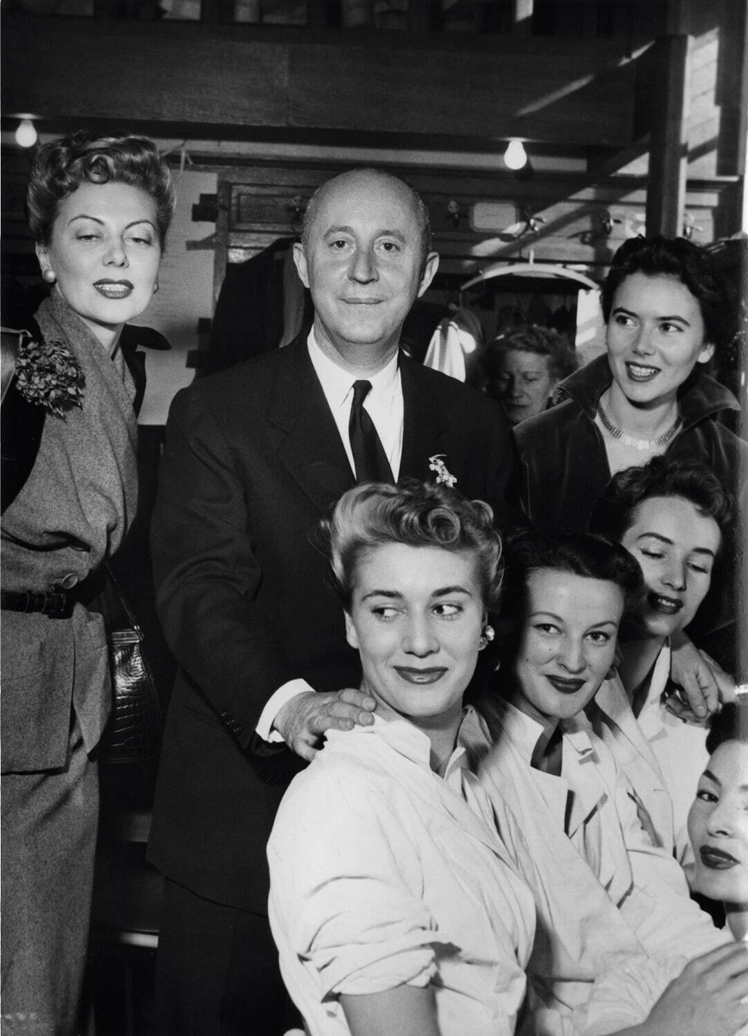 Christian Dior dans sa cabine avec ses mannequins, 1949 © DR/Collection Christian Dior Parfums