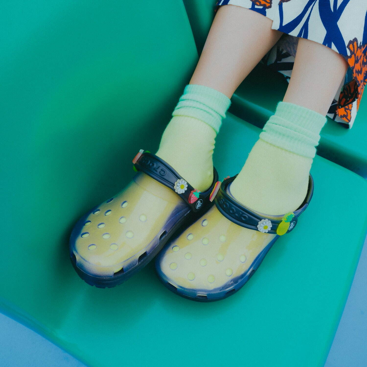 クロックス(crocs) クラシック トランスルーセント クロッグ｜写真3