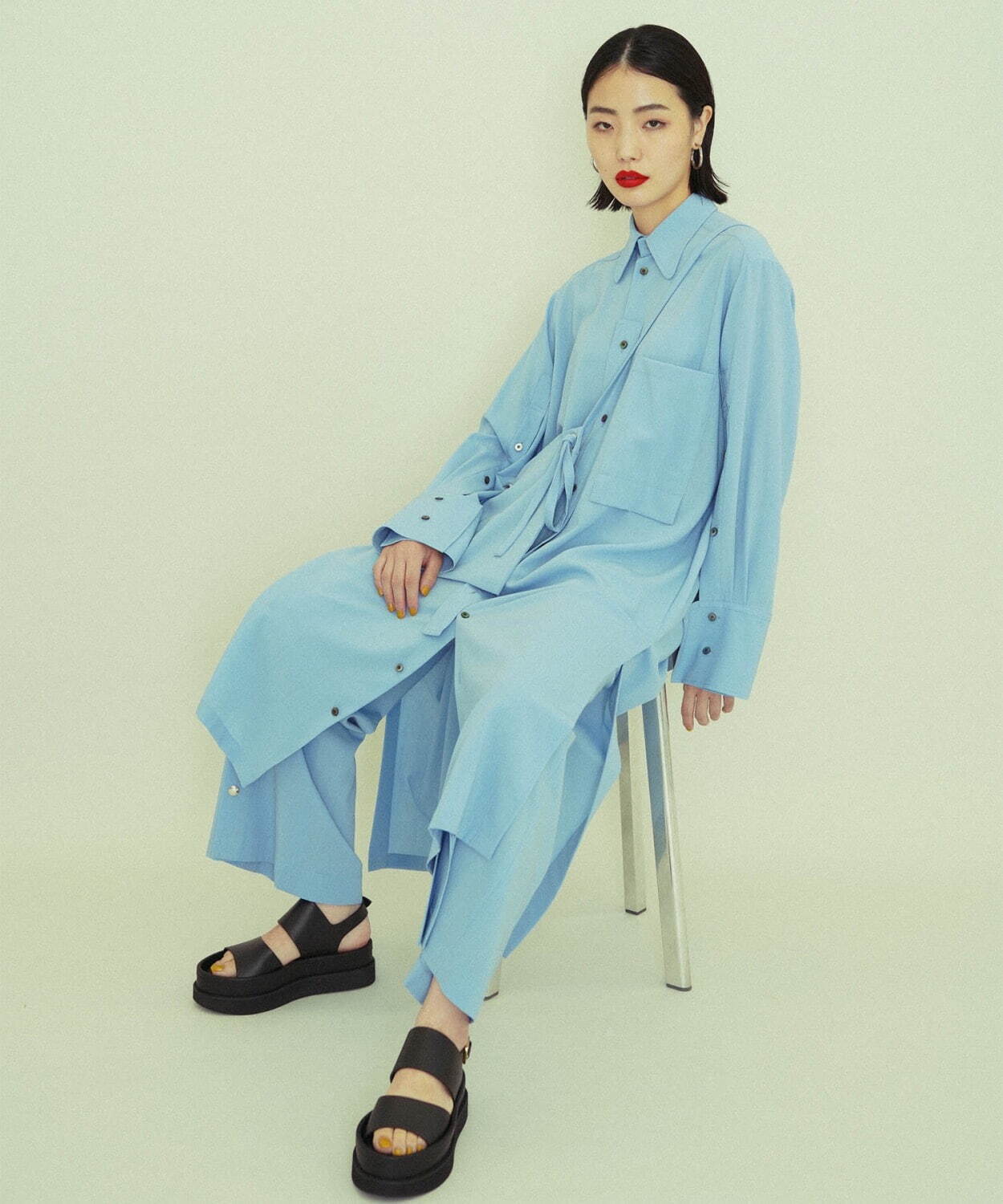 〈ウジョー×ステュディオス〉Long shirt dress with sacoshe 64,900円、Flare slit button pants 42,900円