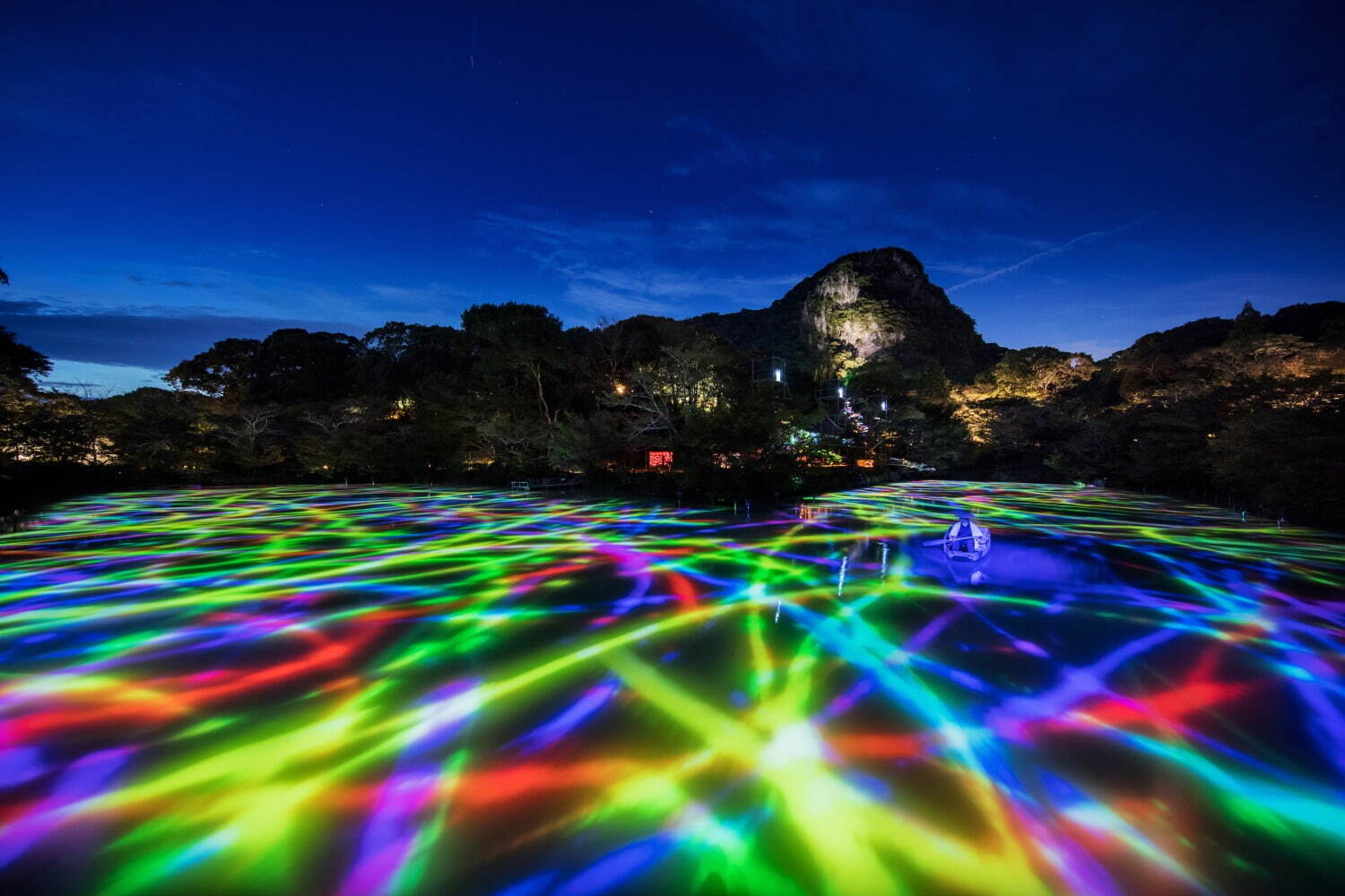 「小舟と共に踊る鯉によって描かれる水面のドローイング / Drawing on the Water Surface Created by the Dance of Koi and Boats - Mifuneyama Rakuen Pond​」
teamLab, 2015, Interactive Digitized Nature, 13min 24sec, Sound: Hideaki Takahashi