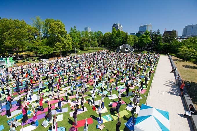 東京ミッドタウンで無料エクササイズイベント開催 - 会場の芝生広場には野外バルも登場｜写真1