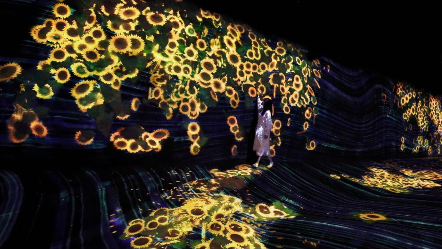 《花と共に生きる動物たち II - A Whole Year per Year / Animals of Flowers, Symbiotic Lives II - A Whole Year per Year》
teamLab, 2019, Interactive Digital Installation, Sound: Hideaki Takahashi