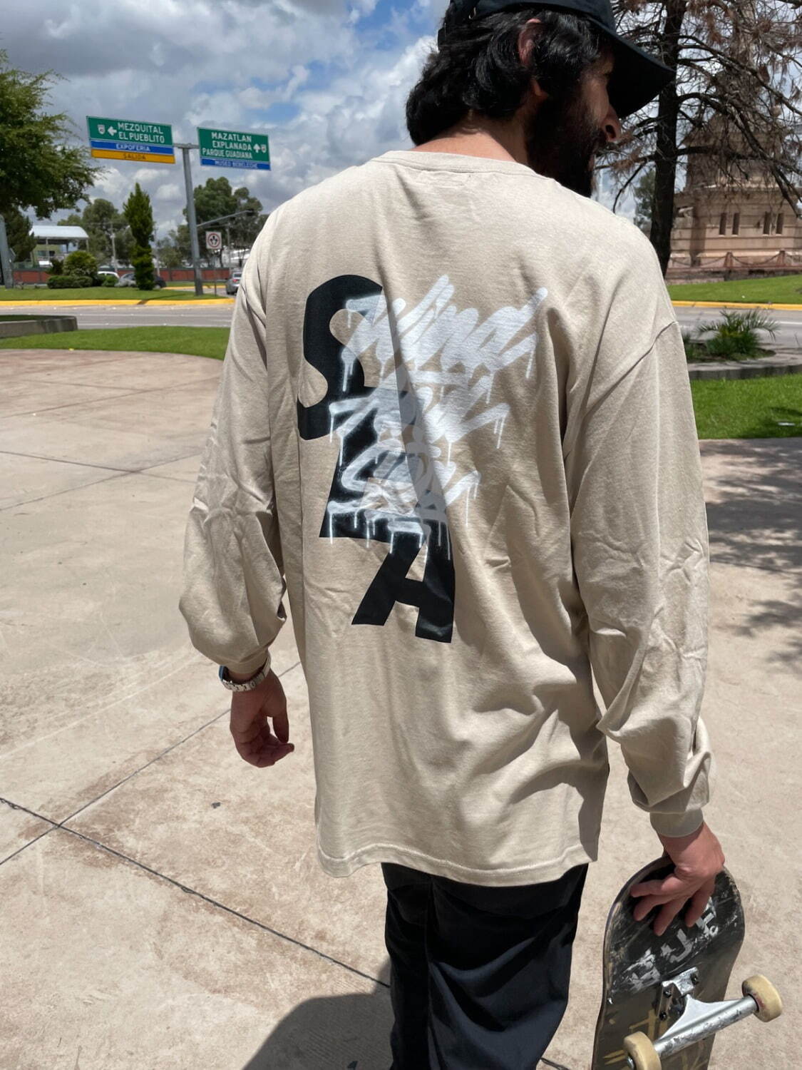 ITʼS A LIVING L/S TEE 10,000円