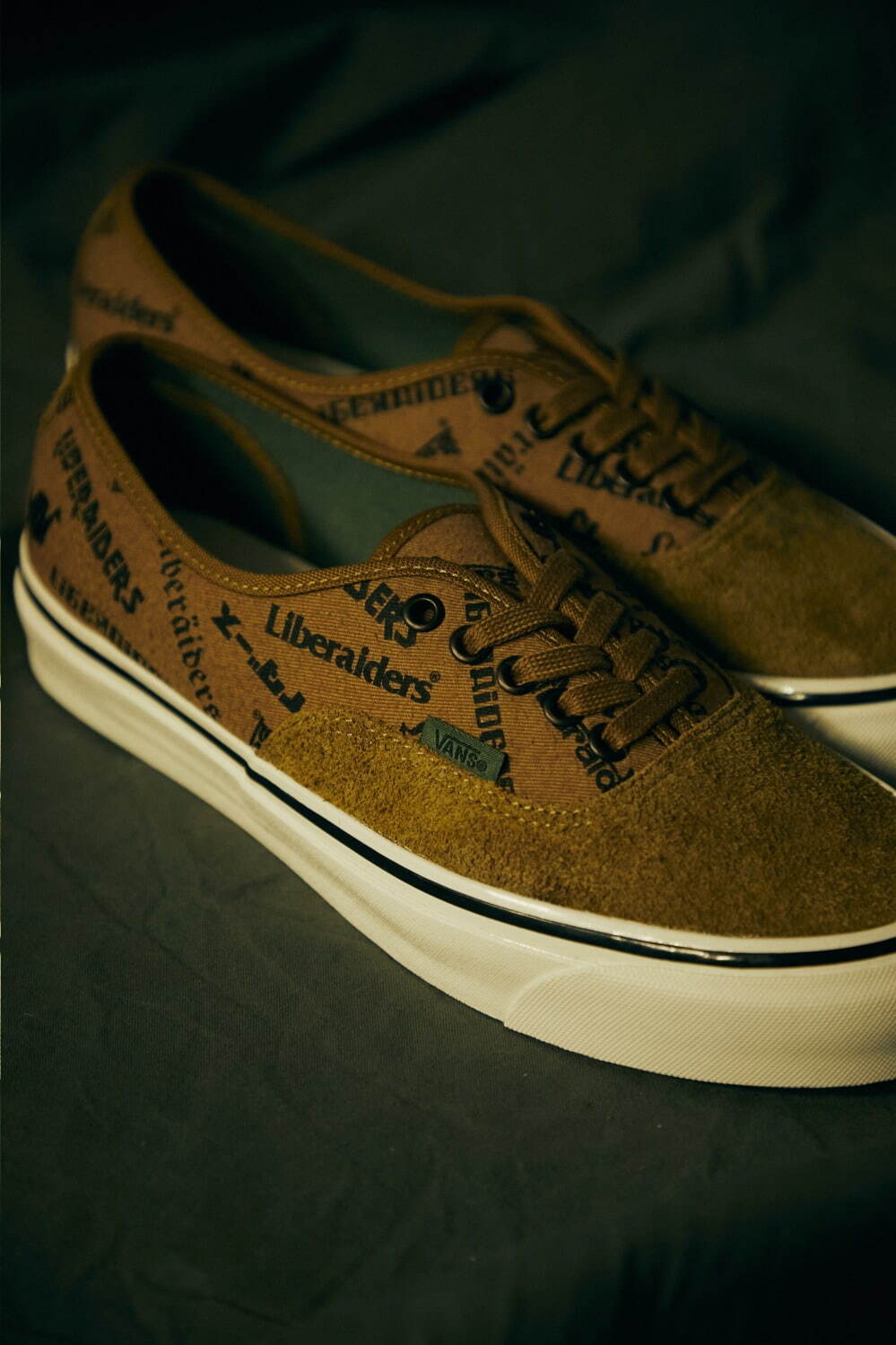 リベレイダース×VANS初のコラボスニーカー、“折鶴”刺繍のアッパーにロゴ入りクリアソール｜写真1