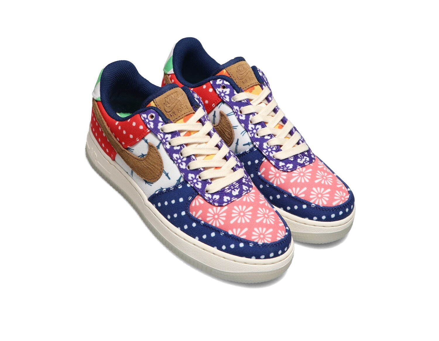 「NIKE WMNS AIR FORCE 1 ʻ07 LV8」(22.5〜29cm) 13,200円「NIKE WMNS AIR FORCE 1 ʻ07 LV8」(22.5〜29cm) 13,200円