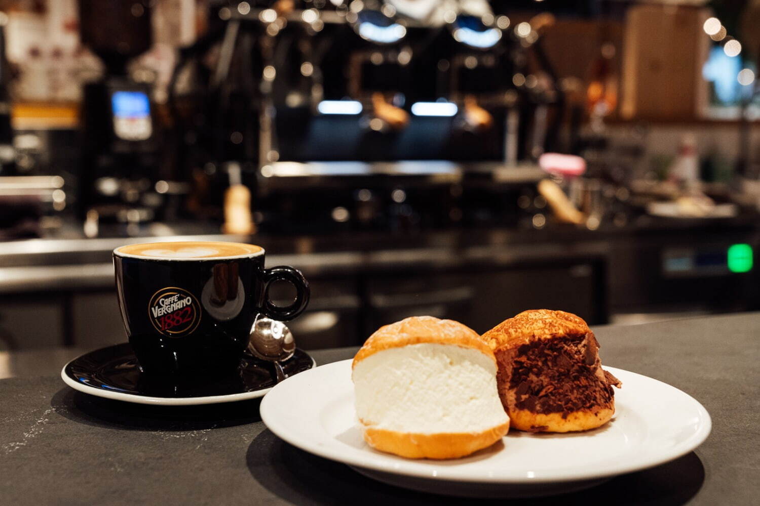 ＜カフェ・ヴェルニャーノ＞
カップッチーノ 480円
マリトッツォ ジャージー牛の生クリーム 480円
マリトッツォ チョコラート 480円