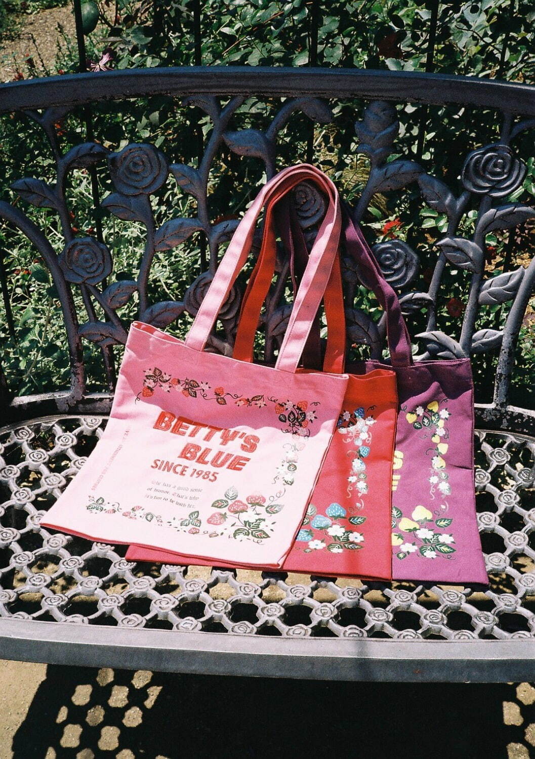 BETTY’S BLUEショッパーBAG 各3,300円