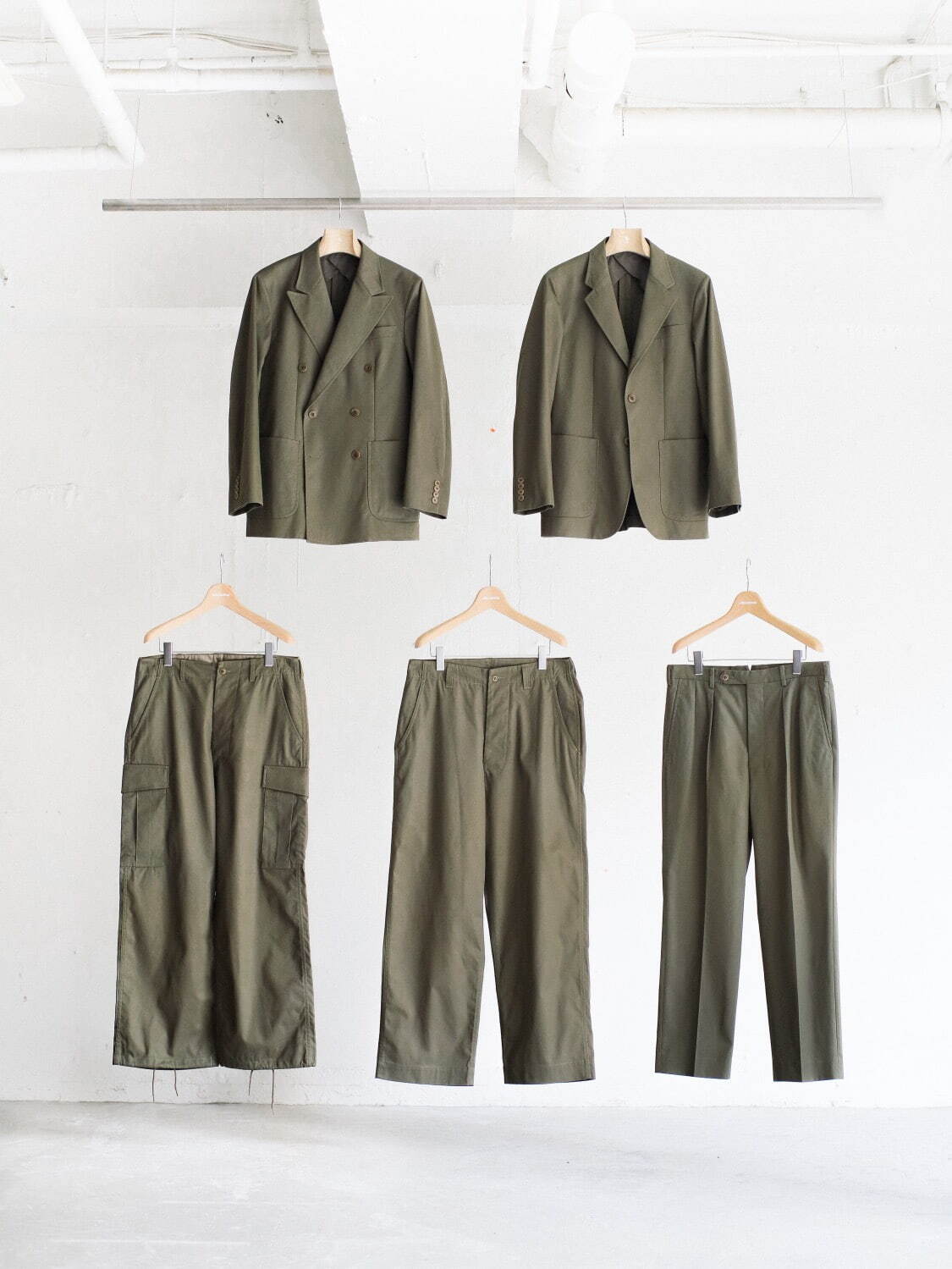 SINGLE JACKET 39,300円、DOUBLE JACKET 39,300円、
SIX POCKET PANTS 19,800円、NO PLEATS ARMY PANTS 17,600円、TWO TUCK TROUSERS 19,800円