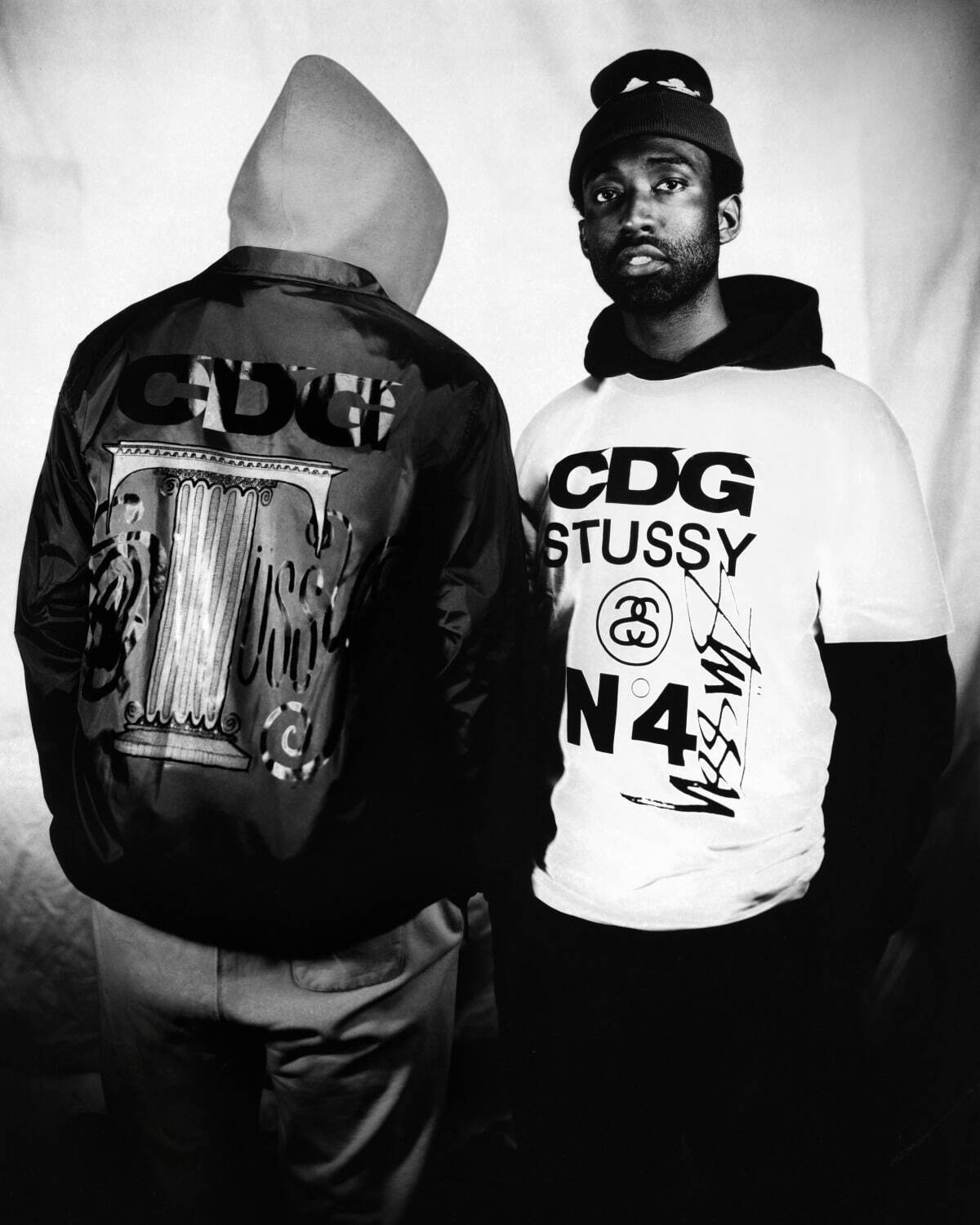 コム デ ギャルソンのCDG&ステューシー新作、ロゴ入り白黒Tシャツやコーチジャケット｜写真2